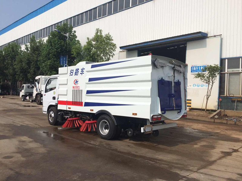 東風福瑞卡5方掃路車