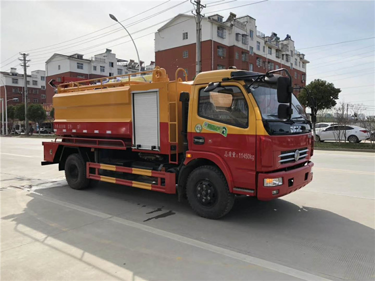 吸糞車在冬季需要防結冰-10立方吸糞車價格-程力吸糞車生產廠家